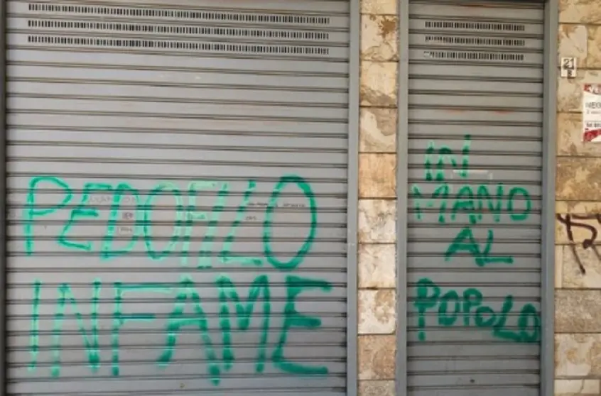 La scritta sulla serranda del minimarket chiuso