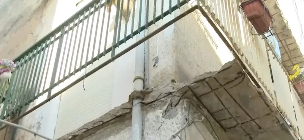 La soletta del balcone ha ceduto mentre transitavano la donna e il tecnico che stava riparando il condizionatore