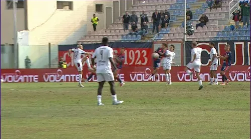 Le proteste della Salernitana per un presunto fallo di mano su conclusione di La Gumina
