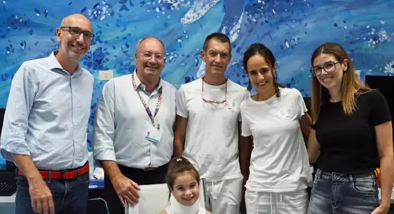 L'equipe del Gasline con la bimba salvata