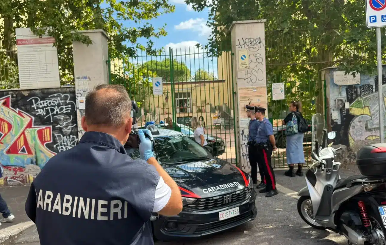 Terrore davanti a una scuola di Centocelle