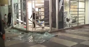 Milano, guerriglia al corteo della Gen Z: incendiati tende e cestini, sedie e vasi contro la polizia