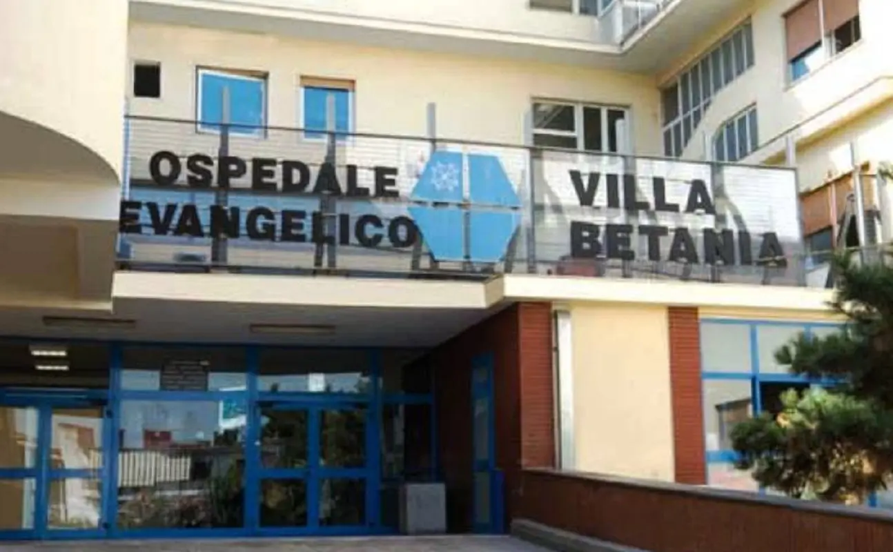Napoli, 21enne ferito alla gola nel rione Conocal: fermata la sorella di 15 anni, cosa è successo