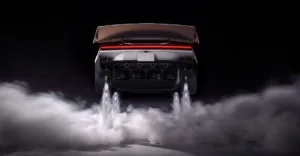 Elon Musk fa volare la Tesla Roadster: salta 5 auto e fa piroette, il prezzo è un altro colpo di scena