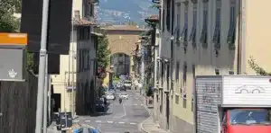 Firenze, pesta un senzatetto per vendetta e filma il volto insanguinato: 24enne arrestato