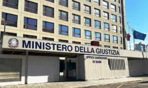 Bari, cosparge di alcol la ex moglie e cerca di darle fuoco: arrestato per tentato femminicidio