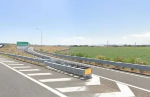 Un pezzo di legno sfonda il parabrezza sulla A14: automobilista fa causa ad Autostrade